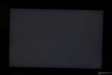 SDR modunda yerel karartma kapalıyken tamamen siyah ekran. Nispeten eşit olsa da kanama mevcut