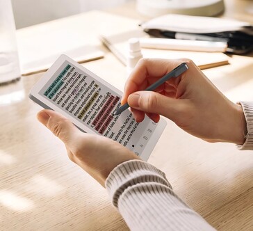 Bigme B6 Pro, stylus kalemle kullanılıyor