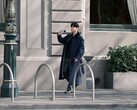İnternette dolaşan bir fotoğrafta, Jay Chou'ya benzeyen bir adamın, muhtemelen X500 Pro Max olan, henüz piyasaya sürülmemiş bir vivo telefonunu elinde tuttuğu görülüyor.