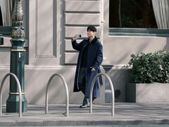 İnternette dolaşan bir fotoğrafta, Jay Chou'ya benzeyen bir adamın, muhtemelen X500 Pro Max olan, henüz piyasaya sürülmemiş bir vivo telefonunu elinde tuttuğu görülüyor.