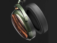 Meze Audio Strada'nın kulak pedleri, kolay değişim için kulaklıklara manyetik olarak monte edilir. (Resim kaynağı: Meze Audio)