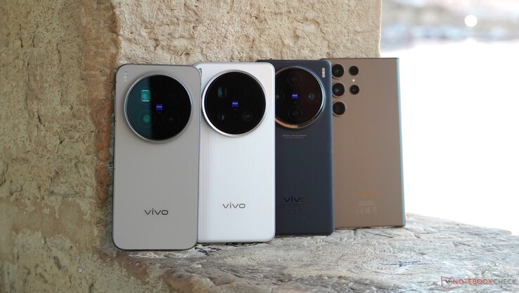 Kıbrıs ve Malta gezisinde seyahat çantamdaki dört test adayı: üç Vivo amiral gemisi ve üç yıllık bir Samsung amiral gemisi.