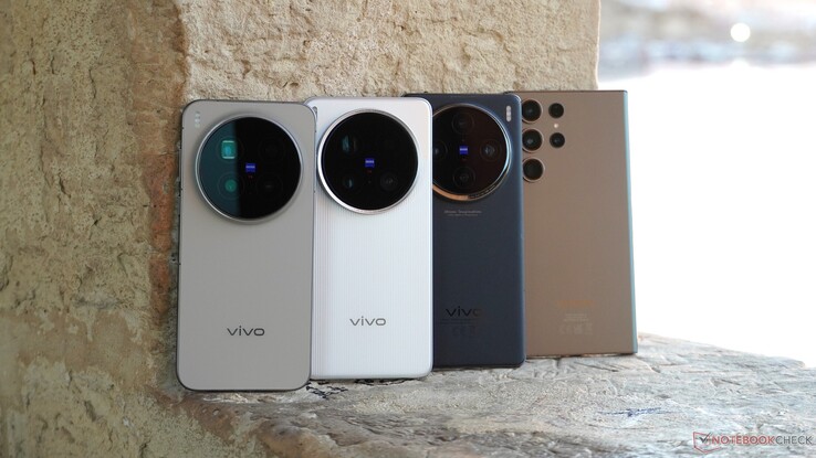 Kıbrıs ve Malta gezisinde seyahat çantamdaki dört test adayı: üç Vivo amiral gemisi ve üç yıllık bir Samsung amiral gemisi.