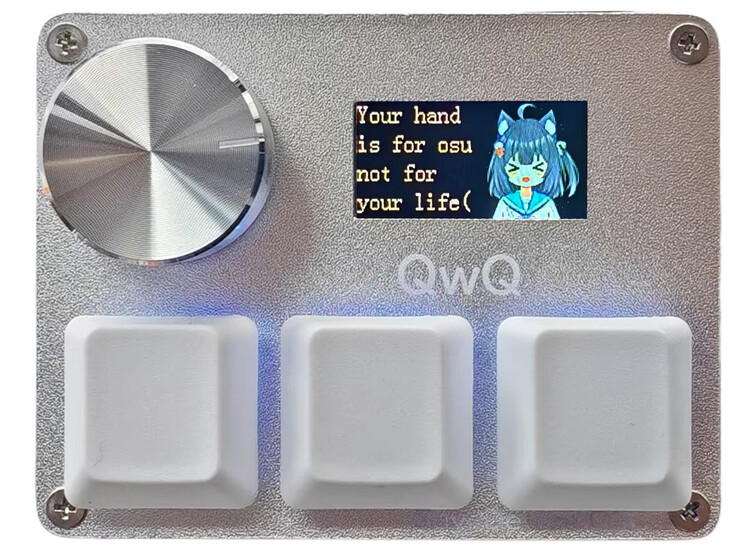 Üç beyaz tuş kapağı ve fırçalanmış metal topuz içeren SayoDevice O3C'nin önden görünümü