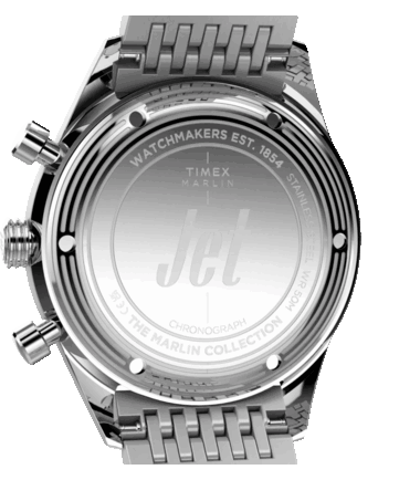 Timex Marlin Jet Chronograph saatinin arka görünümü; paslanmaz çelik arka kapağı, eşmerkezli daire detayları, oyulmuş işaretler ve Jet logosu görülüyor.