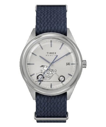 Peanuts x Timex Marlin Jet Automatic Easy Rider saatinin önden görünümü: gümüş-beyaz kadranında motosiklet süren Snoopy, mavi saat imleri ve ibreler, bombeli Hesalite kristal,