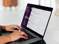Sohbet uygulaması açık olan bir dizüstü bilgisayarda yazı yazan eller