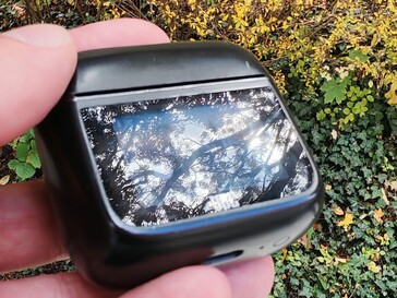 Şarj kutusu belirli aydınlatma koşullarında biraz yansıtıcı olma eğilimindedir (Resim kaynağı: Notebookcheck)