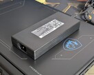 MSI dizüstü bilgisayar, oyun oynarken 250 W’a kadar güç çekebilir; oysa şarj adaptörünün nominal gücü yalnızca 240 W’tır.