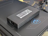 MSI dizüstü bilgisayar, oyun oynarken 250 W’a kadar güç çekebilir; oysa şarj adaptörünün nominal gücü yalnızca 240 W’tır.