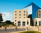 Dell Technologies tesisinin şirket logosunu içeren dış cephesi.