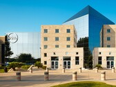 Dell Technologies tesisinin şirket logosunu içeren dış cephesi.