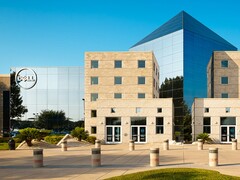 Dell Technologies tesisinin şirket logosunu içeren dış cephesi.