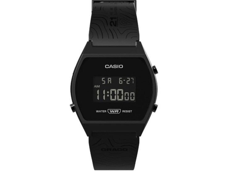 Siyah reçine kasalı ve desenli kayışlı Casio x GRAGG LW-204GRAGG-1BDF dijital saatin önden görünümü.