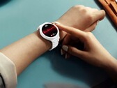 Huawei Watch 6 Pro, isteğe bağlı olarak beyaz seramik kasalı olarak da sunulmaktadır.