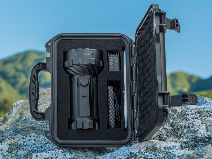 Olight Marauder 3, el feneri ve aksesuarları için bir saklama çantasıyla birlikte gelir.