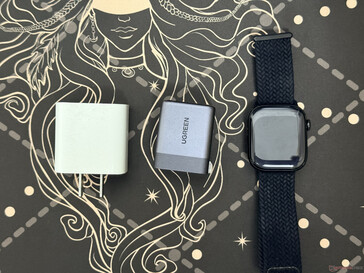 Ugreen Nexode Air 65W’nin Apple ’in saati ve 18W şarj cihazıyla boyut karşılaştırması