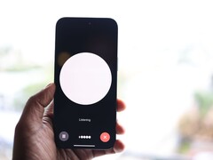 Ekranında sesli asistan arayüzü bulunan bir akıllı telefonu tutan bir el