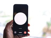 Ekranında sesli asistan arayüzü bulunan bir akıllı telefonu tutan bir el