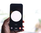 Ekranında sesli asistan arayüzü bulunan bir akıllı telefonu tutan bir el