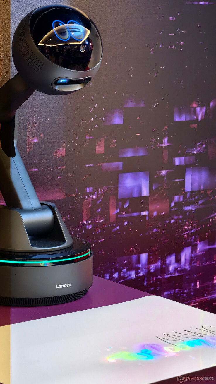 Lenovo'nun AI Workmate'i aşağıdaki bir yüzeye yansıtılıyor.