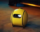 Samsung Ballie, hem bir mobil güvenlik kamerası hem de bir projektördür.