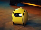 Samsung Ballie, hem bir mobil güvenlik kamerası hem de bir projektördür.