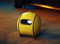 Samsung Ballie, hem bir mobil güvenlik kamerası hem de bir projektördür.