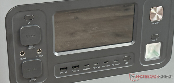 Ön tarafta: ekran, 6 USB ve diğer DC bağlantı noktaları, güç düğmesi ve LED ışık