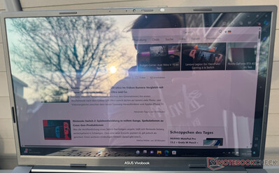Asus VivoBook S15 BAPE güneş ışığı altında