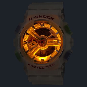 Karanlık bir ortamda, kehribar rengi LED arka aydınlatması açık olan Casio G-Shock Pokémon GA-110.