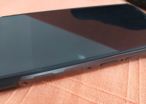 Kenarları olması gerekenden daha iyi görünüyor ve hissettiriyor. (Resim kaynağı: Sergey Tarasov - Notebookcheck)