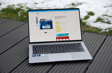 GeekBook X14 Pro - bulutlu gökyüzü altında dış mekan kullanımı