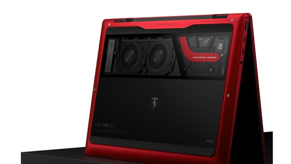 HP Limited Edition Scuderia Ferrari Notebook'un alt kısmında cam bir pencere bulunmaktadır.