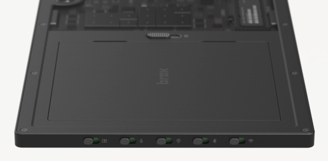 Kullanıcı tarafından değiştirilebilir pilin yanı sıra, donanım anahtarları telsizlere, mikrofona ve web kamerasına giden gücü keser. (Resim Kaynağı Braxtech)