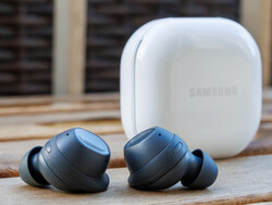 Samsung Galaxy Buds FE incelemede. Test cihazı Samsung Almanya tarafından sağlanmıştır.