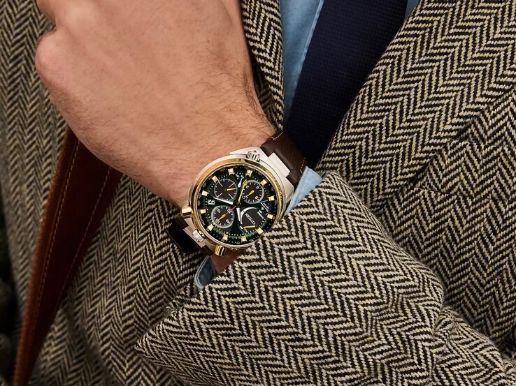 Citizen Promaster Tsuno Chrono Racer saatinin bileğe takılmış halinin açılı görünümü.