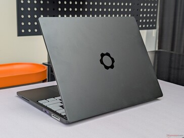 Alüminyum dış kapak gri ve gümüş ile sınırlıyken, iç plastik çerçeve ek renklere sahip olabilir