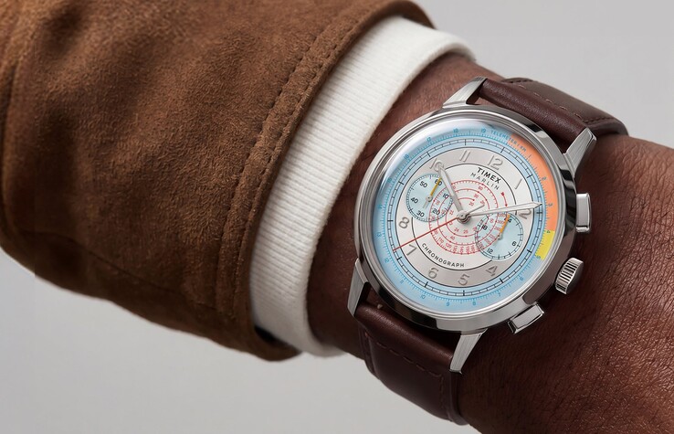 Renkli gümüş kadranlı ve kahverengi deri kayışlı Timex Marlin Neo Classic Kronograf, bir kişinin bileğinde takılı olarak.