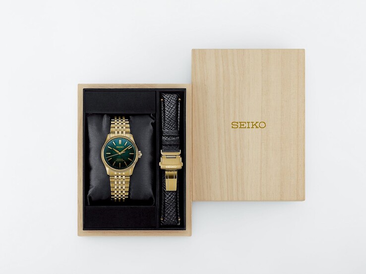 Seiko Presage Classic x Tradman’s Bonsai saat ve ek siyah deri kayış, ahşap bir sunum kutusu içinde sergileniyor.