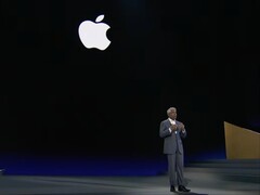 Google Cloud CEO'su Thomas Kurian arkasında Apple logosu ile sahnede (ekran görüntüsü).