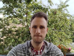 Redmi Pad 2 9.7 ile çekilmiş bir selfie