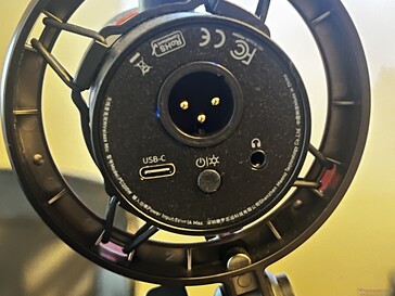 Alt kısım: XLR girişi, USB-C, güç/LED düğmesi, 3,5 mm ses çıkışı