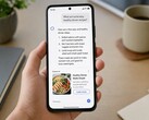 Elinde bir akıllı telefon tutan bir el, ekranda bir yapay zeka yanıtı gösterirken, altında sponsorlu bir reklam yer alıyor