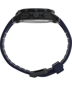 Koruma altındaki kurma kolu, düğmeleri ve koyu mavi kayışı görünen siyah Timex Ironman Adrenaline saatinin yandan görünümü.