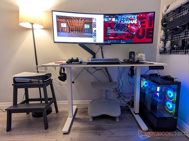 Arctis Nova Pro Omni, PC, PS5 ve Pixel 9 Pro XL’ye bağlı (kablo karmaşasını dikkate almayın).