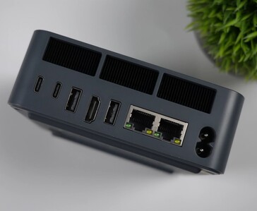 Beelink EQi 304 mini PC'nin arka I/O panelinde çift Thunderbolt 4 bağlantı noktası, HDMI, USB Tip-A bağlantı noktaları, çift Ethernet bağlantı noktası ve güç girişi bulunmaktadır.