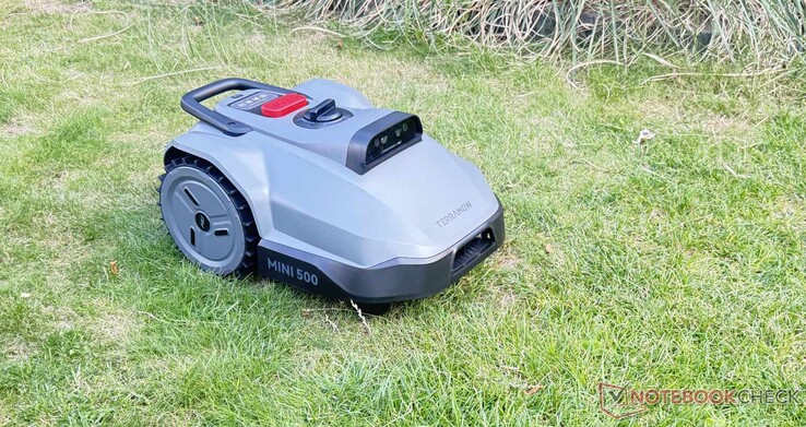 TerraMow Mini 500 Robotik Çim Biçme Makinesi Çalışırken