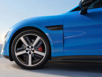 Yeni Capri Mavisi rengiyle Xiaomi SU7 (2026): Elektrikli spor sedan küçük bir makyajdan daha fazlasını alıyor. (Resim kaynağı: Xiaomi)