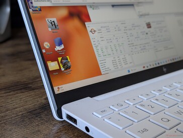 Ağırlığı düşük tutmak için uçtan uca cam veya dokunmatik ekran yok